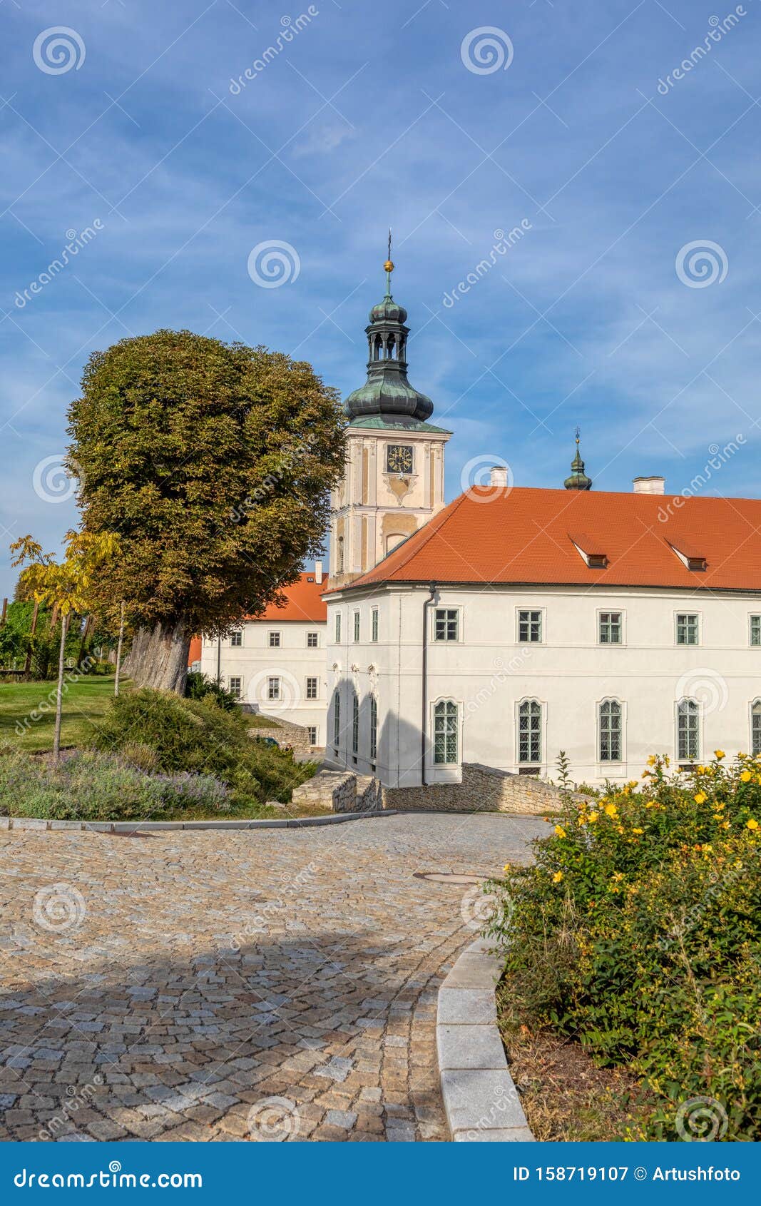 https://mdw-travel-data-us-east-1.s3.amazonaws.com/img/country/Czech-Republic/Jesuit-College/img_02.jpg