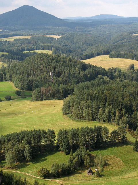 https://mdw-travel-data-us-east-1.s3.amazonaws.com/img/country/Czech-Republic/Jetrichovice/img_00.jpg