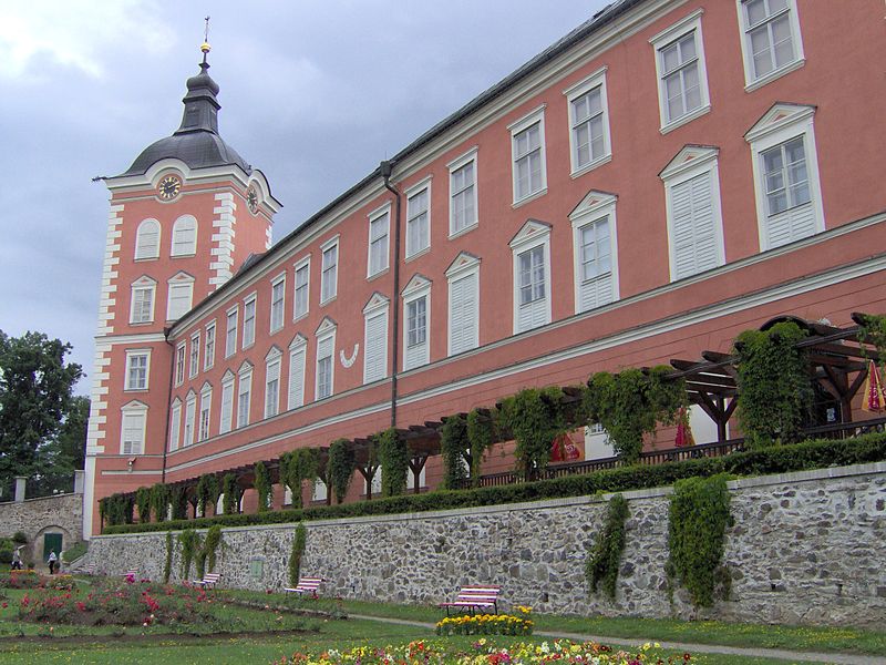 https://mdw-travel-data-us-east-1.s3.amazonaws.com/img/country/Czech-Republic/Kamenice-Nad-Lipou-Castle/img_02.jpg