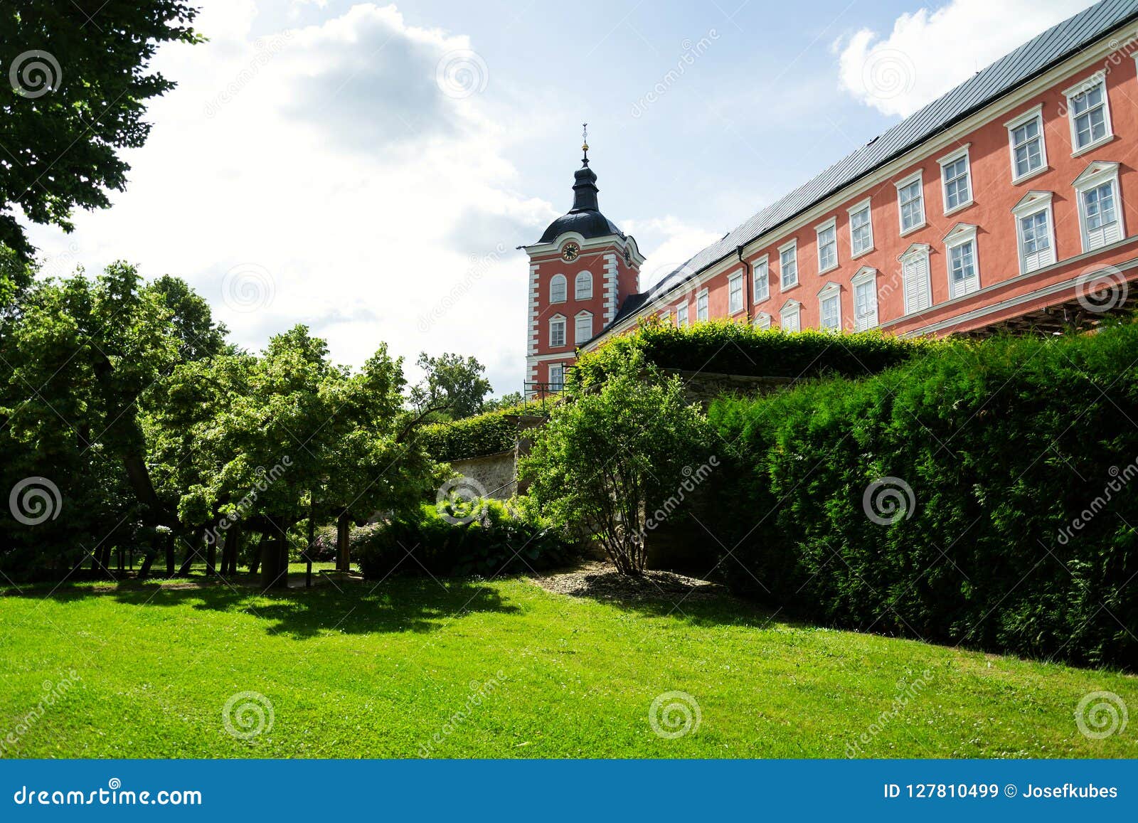 https://mdw-travel-data-us-east-1.s3.amazonaws.com/img/country/Czech-Republic/Kamenice-Nad-Lipou-Castle/img_03.jpg