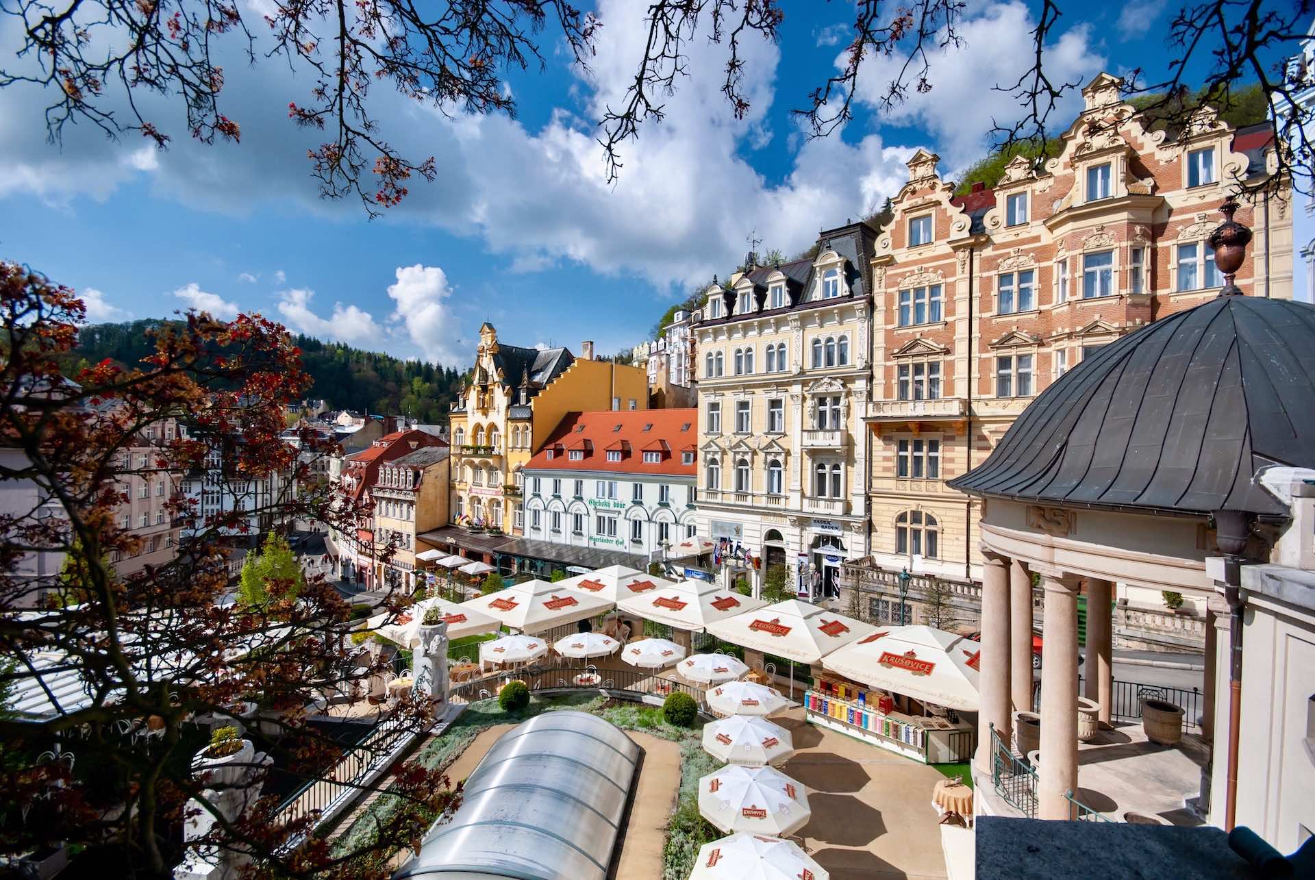 https://mdw-travel-data-us-east-1.s3.amazonaws.com/img/country/Czech-Republic/Karlovy-Vary-City-Theatre/img_03.jpg