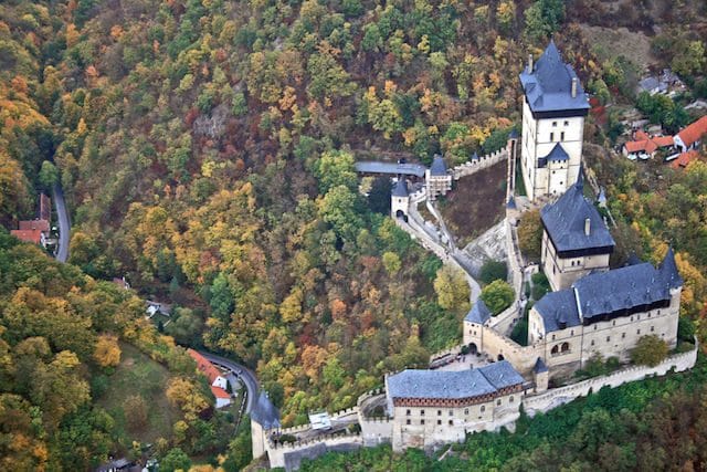 https://mdw-travel-data-us-east-1.s3.amazonaws.com/img/country/Czech-Republic/Karlstejn-Castle/img_01.jpg