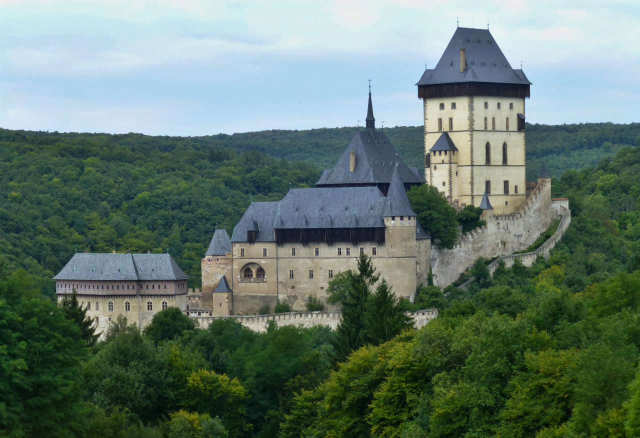 https://mdw-travel-data-us-east-1.s3.amazonaws.com/img/country/Czech-Republic/Karlstejn-Castle/img_05.jpg