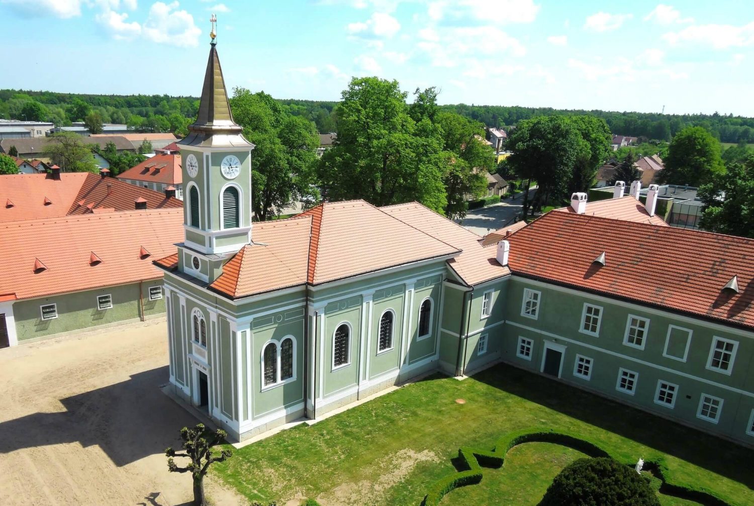 https://mdw-travel-data-us-east-1.s3.amazonaws.com/img/country/Czech-Republic/Kladruby-nad-Labem-Stud-Farm/img_00.jpg