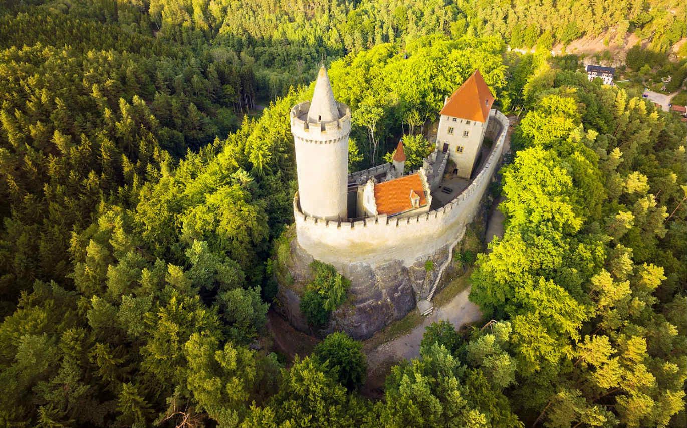 https://mdw-travel-data-us-east-1.s3.amazonaws.com/img/country/Czech-Republic/Kokorin-Castle/img_00.jpg