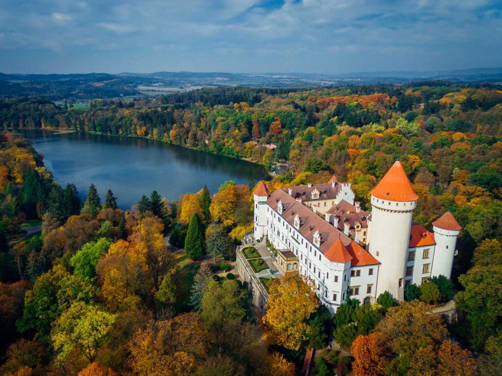 https://mdw-travel-data-us-east-1.s3.amazonaws.com/img/country/Czech-Republic/Konojedy-Chateau/img_01.jpg