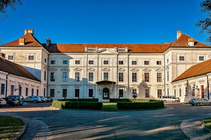 https://mdw-travel-data-us-east-1.s3.amazonaws.com/img/country/Czech-Republic/Konojedy-Chateau/img_02.jpg