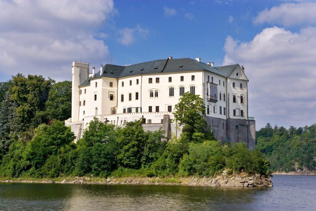 https://mdw-travel-data-us-east-1.s3.amazonaws.com/img/country/Czech-Republic/Kost-Castle/img_02.jpg
