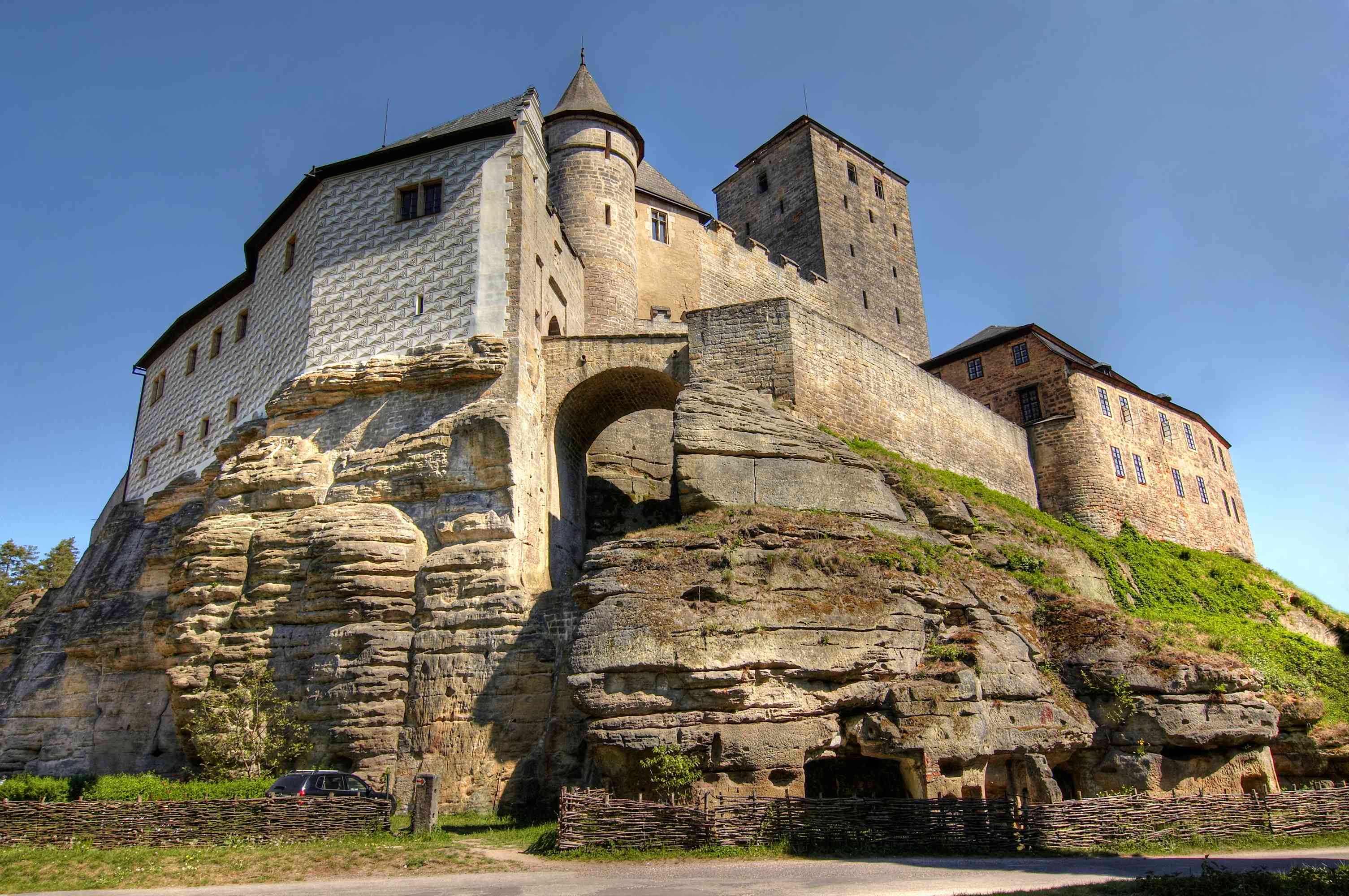 https://mdw-travel-data-us-east-1.s3.amazonaws.com/img/country/Czech-Republic/Kost-Castle/img_03.jpg