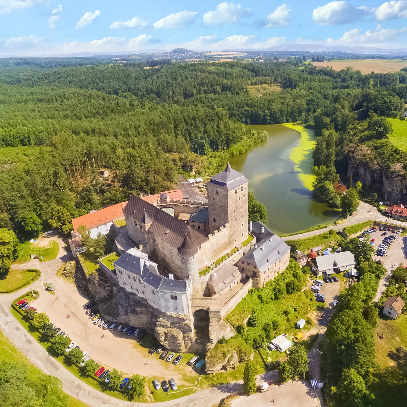 https://mdw-travel-data-us-east-1.s3.amazonaws.com/img/country/Czech-Republic/Kost-Castle/img_04.jpg