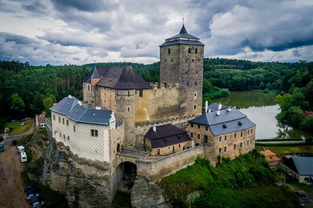 https://mdw-travel-data-us-east-1.s3.amazonaws.com/img/country/Czech-Republic/Kost-Castle/img_05.jpg