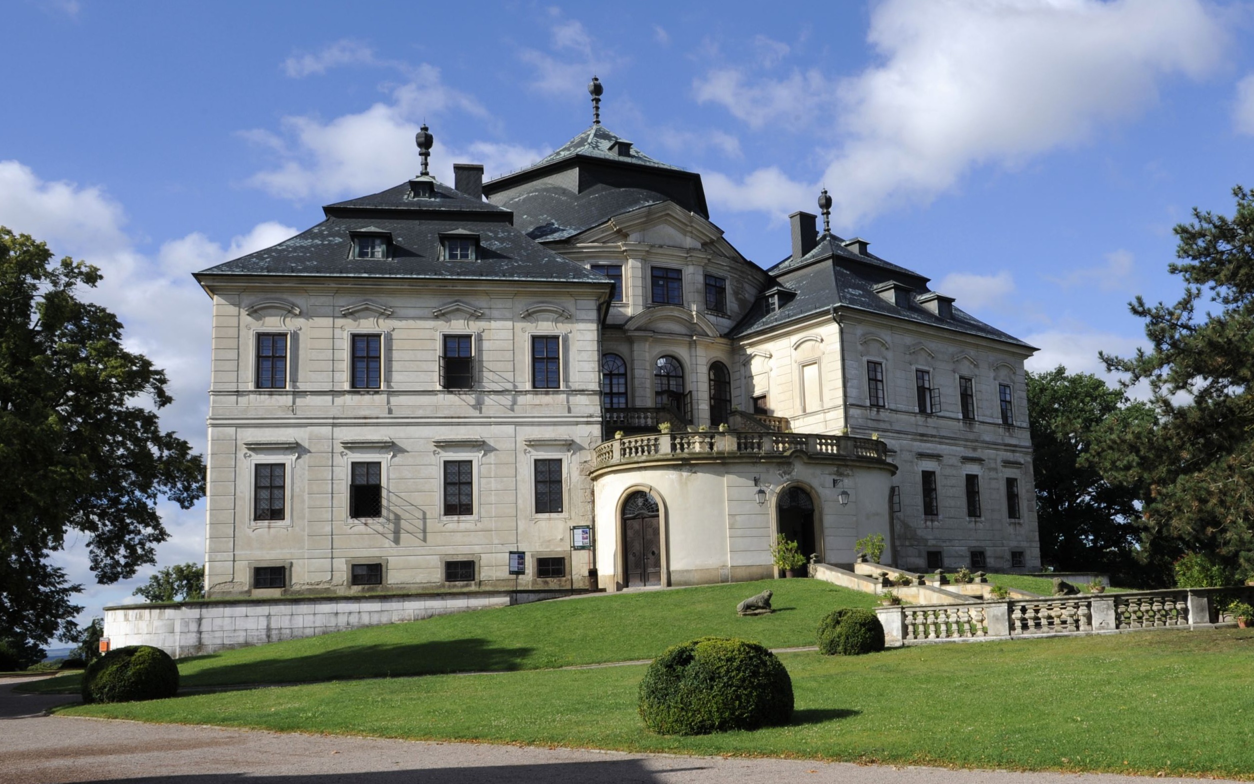 https://mdw-travel-data-us-east-1.s3.amazonaws.com/img/country/Czech-Republic/Kralova-Koruna-Chateau/img_01.jpg