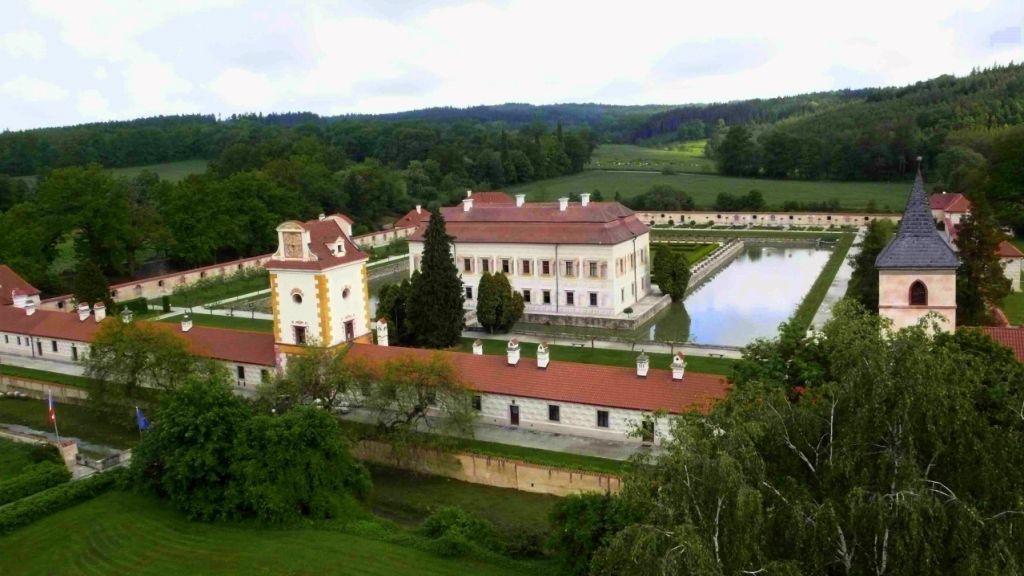 https://mdw-travel-data-us-east-1.s3.amazonaws.com/img/country/Czech-Republic/Kratochvile-Castle/img_01.jpg