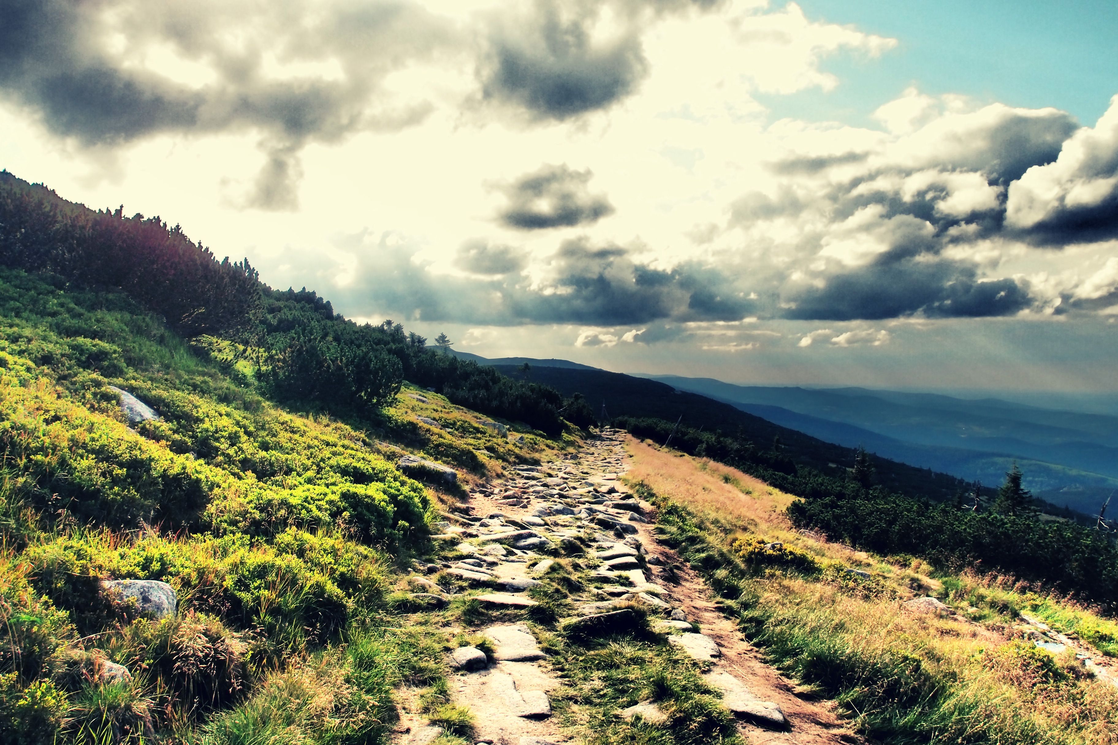 https://mdw-travel-data-us-east-1.s3.amazonaws.com/img/country/Czech-Republic/Krkonose-National-Park/img_02.jpg