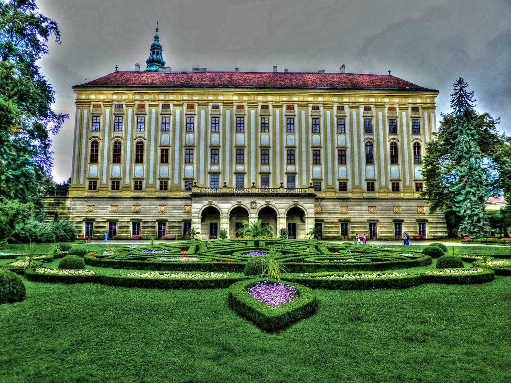 https://mdw-travel-data-us-east-1.s3.amazonaws.com/img/country/Czech-Republic/Kromeriz-Castle/img_01.jpg