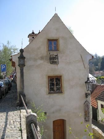 https://mdw-travel-data-us-east-1.s3.amazonaws.com/img/country/Czech-Republic/Krumlov-House/img_01.jpg