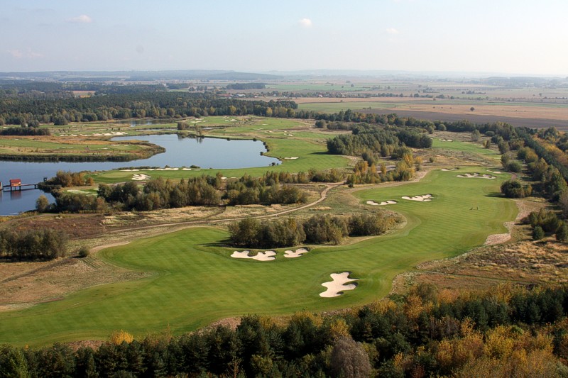 https://mdw-travel-data-us-east-1.s3.amazonaws.com/img/country/Czech-Republic/Kuneticka-Hora-Golf-and-Spa-Resort/img_00.jpg