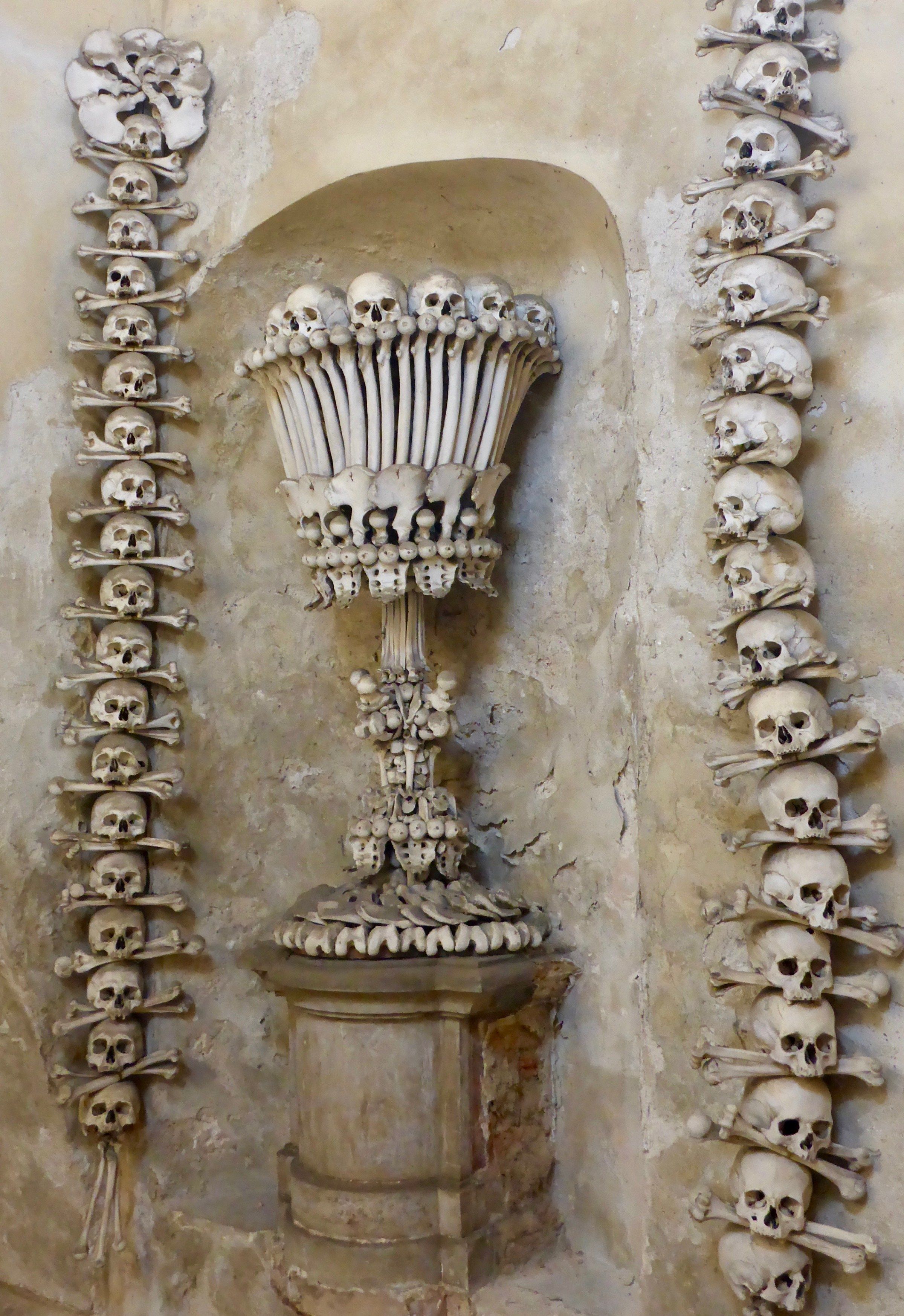 https://mdw-travel-data-us-east-1.s3.amazonaws.com/img/country/Czech-Republic/Kutna-Hora-Bone-Church/img_03.jpg