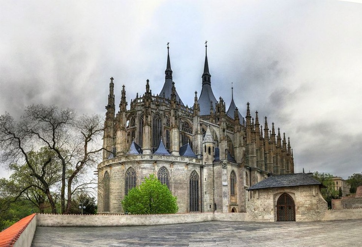 https://mdw-travel-data-us-east-1.s3.amazonaws.com/img/country/Czech-Republic/Kutna-Hora-Historic-Center/img_01.jpg