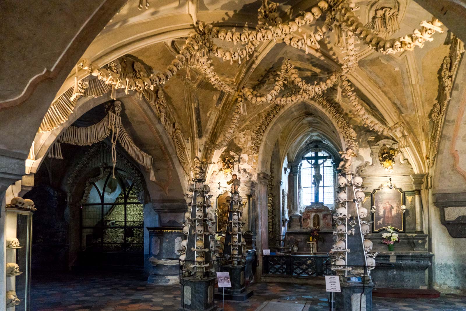 https://mdw-travel-data-us-east-1.s3.amazonaws.com/img/country/Czech-Republic/Kutna-Hora-Sedlec-Ossuary/img_01.jpg