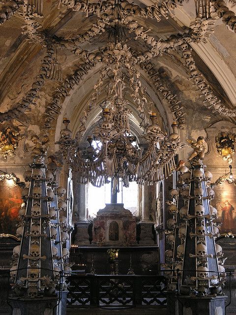 https://mdw-travel-data-us-east-1.s3.amazonaws.com/img/country/Czech-Republic/Kutna-Hora-Sedlec-Ossuary/img_02.jpg