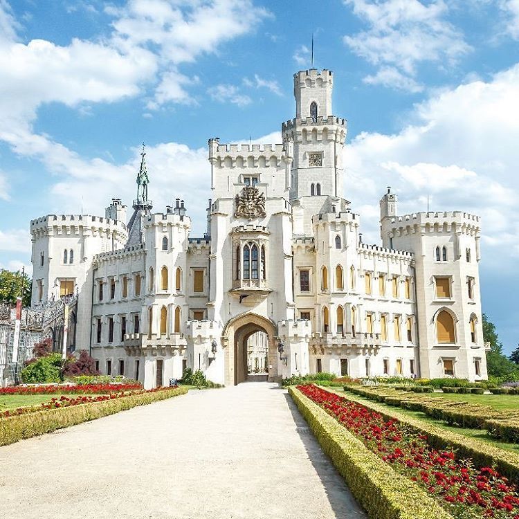 https://mdw-travel-data-us-east-1.s3.amazonaws.com/img/country/Czech-Republic/Laa-Castle/img_01.jpg