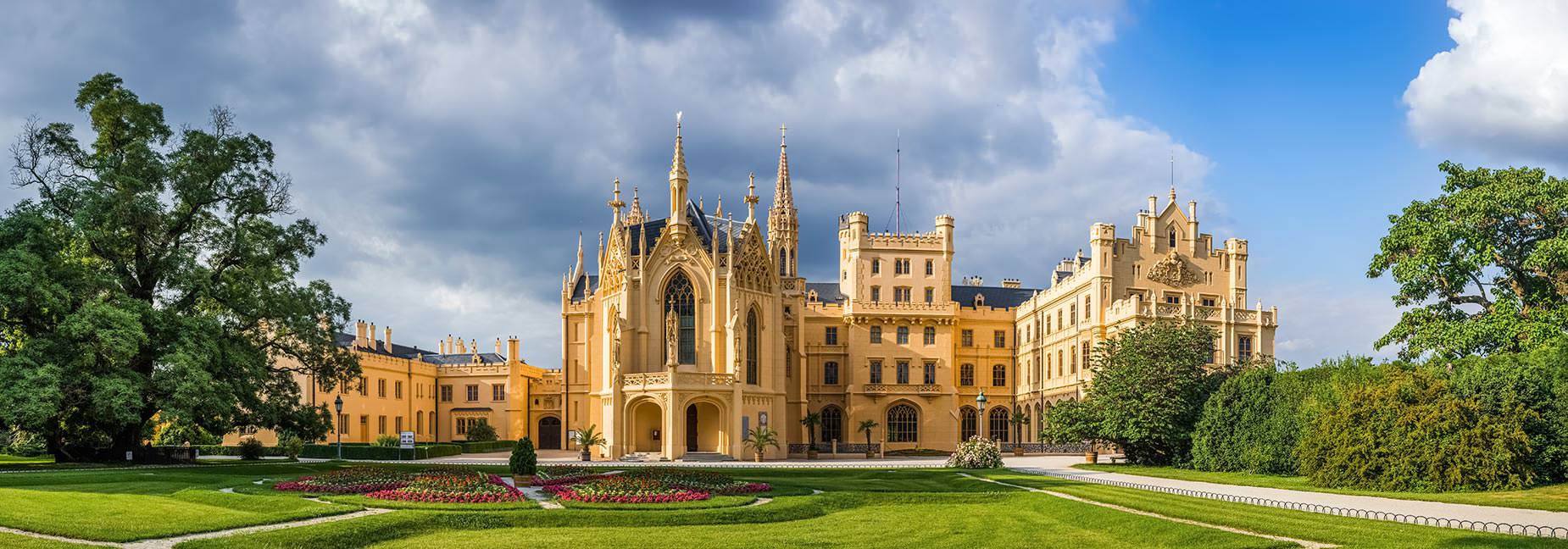 https://mdw-travel-data-us-east-1.s3.amazonaws.com/img/country/Czech-Republic/Lednice-Valtice-Cultural-Landscape/img_02.jpg
