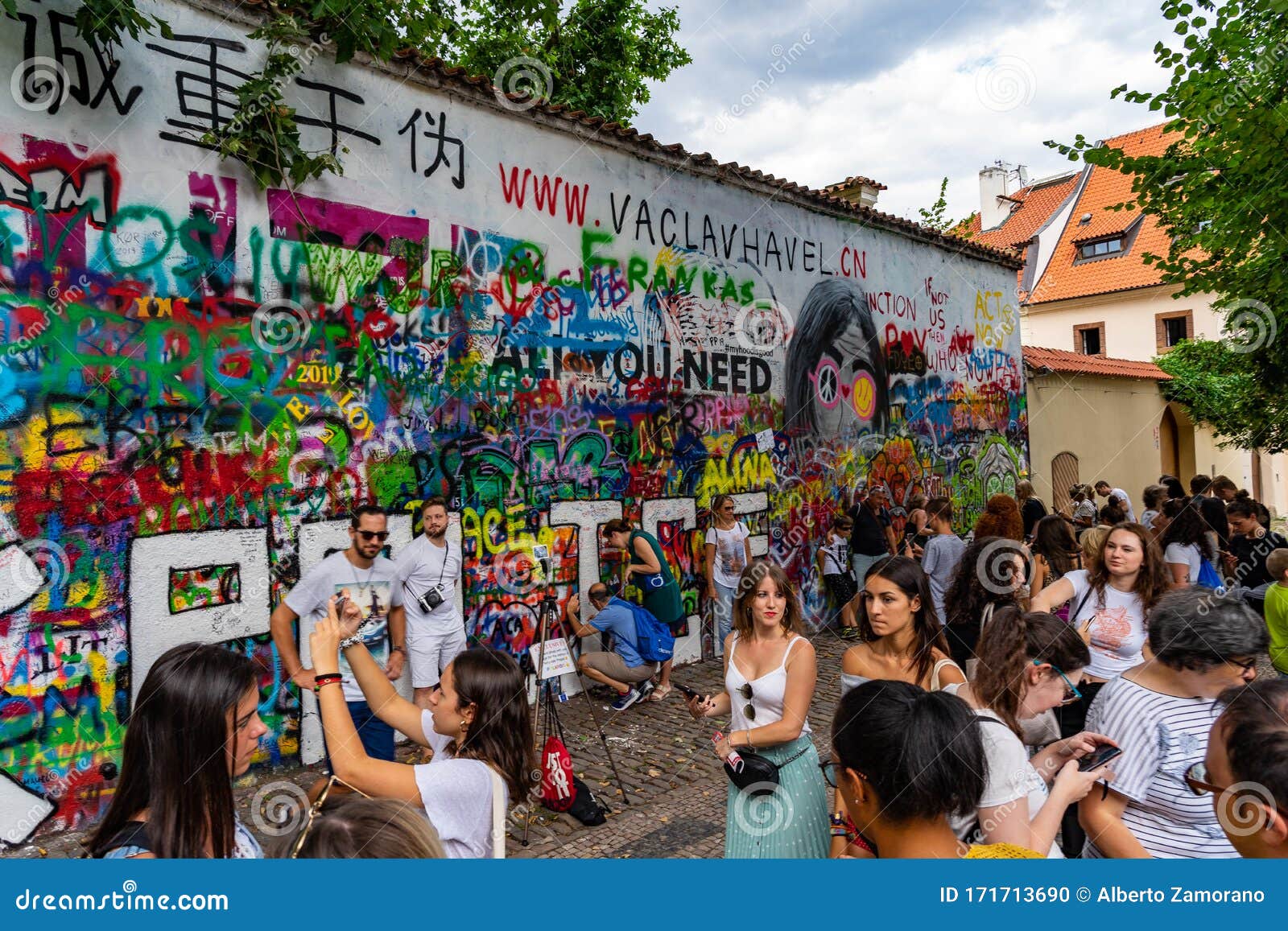 https://mdw-travel-data-us-east-1.s3.amazonaws.com/img/country/Czech-Republic/Lennon-Wall/img_02.jpg