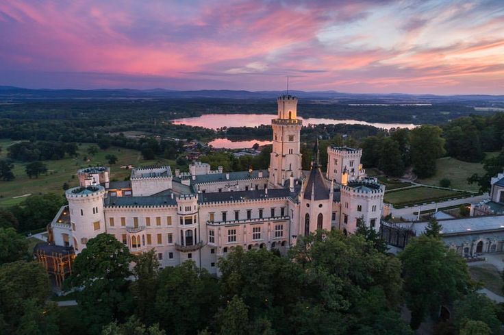 https://mdw-travel-data-us-east-1.s3.amazonaws.com/img/country/Czech-Republic/Leskovec-nad-Vltavou-Castle/img_03.jpg