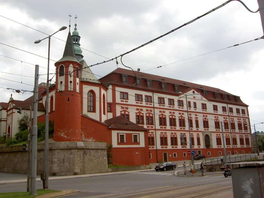 https://mdw-travel-data-us-east-1.s3.amazonaws.com/img/country/Czech-Republic/Liberec-Castle/img_00.jpg