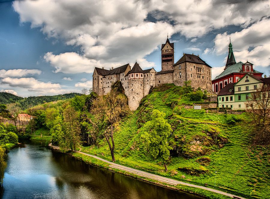 https://mdw-travel-data-us-east-1.s3.amazonaws.com/img/country/Czech-Republic/Loket-Castle/img_01.jpg