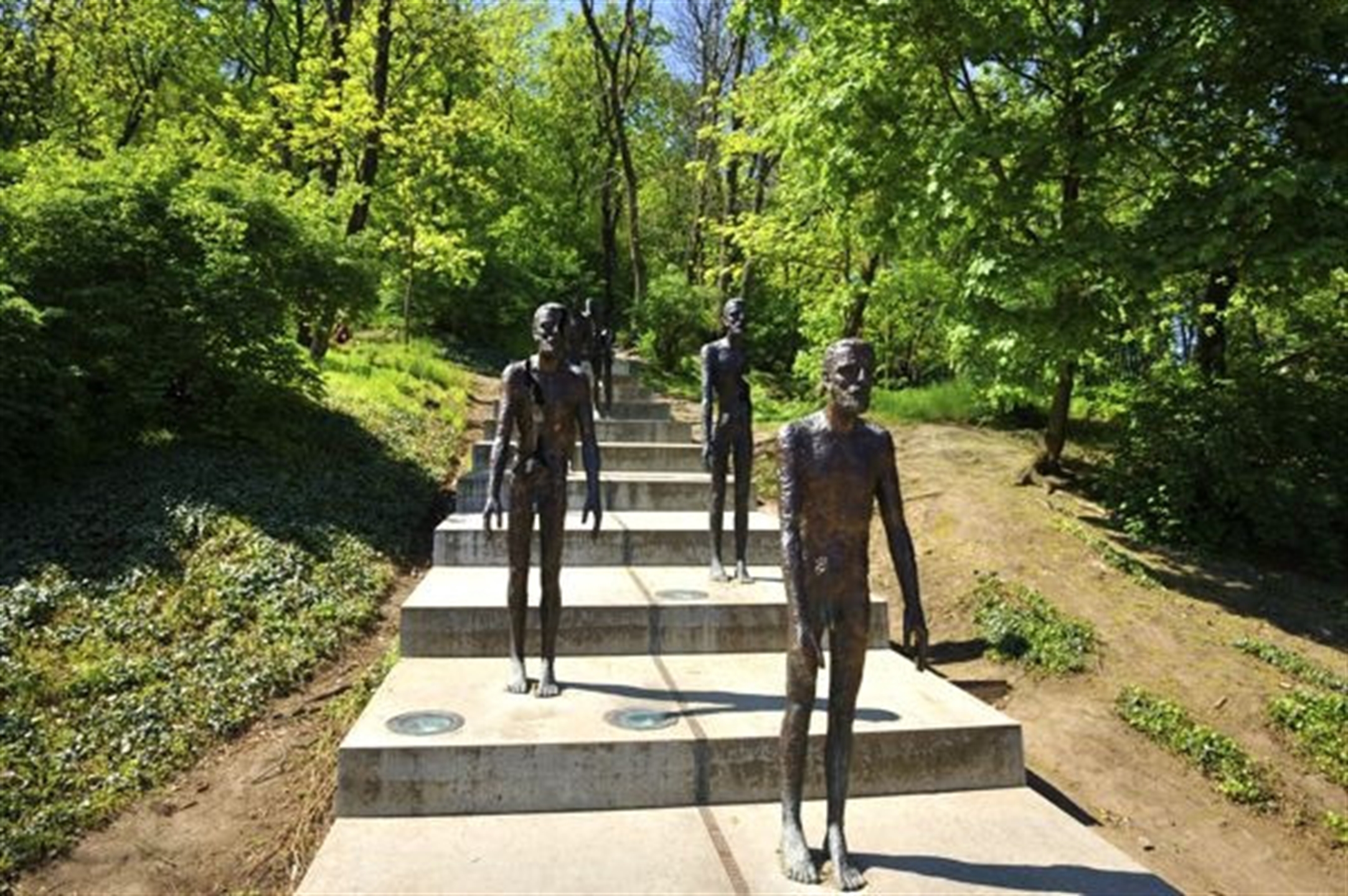 https://mdw-travel-data-us-east-1.s3.amazonaws.com/img/country/Czech-Republic/Memorial-to-the-Victims-of-Communism/img_00.jpg