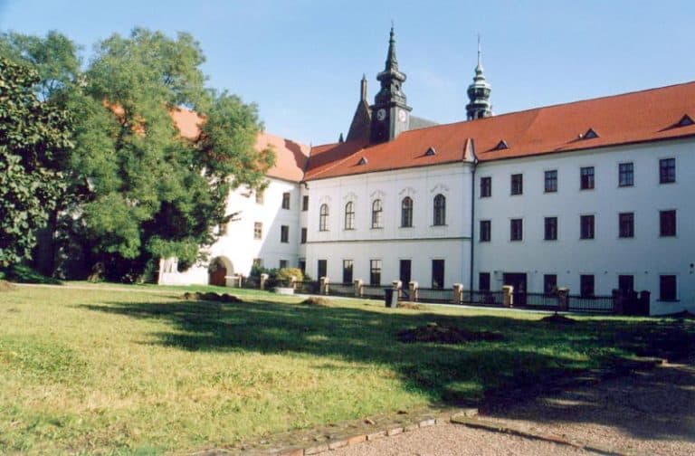 https://mdw-travel-data-us-east-1.s3.amazonaws.com/img/country/Czech-Republic/Mendel-Museum/img_00.jpg