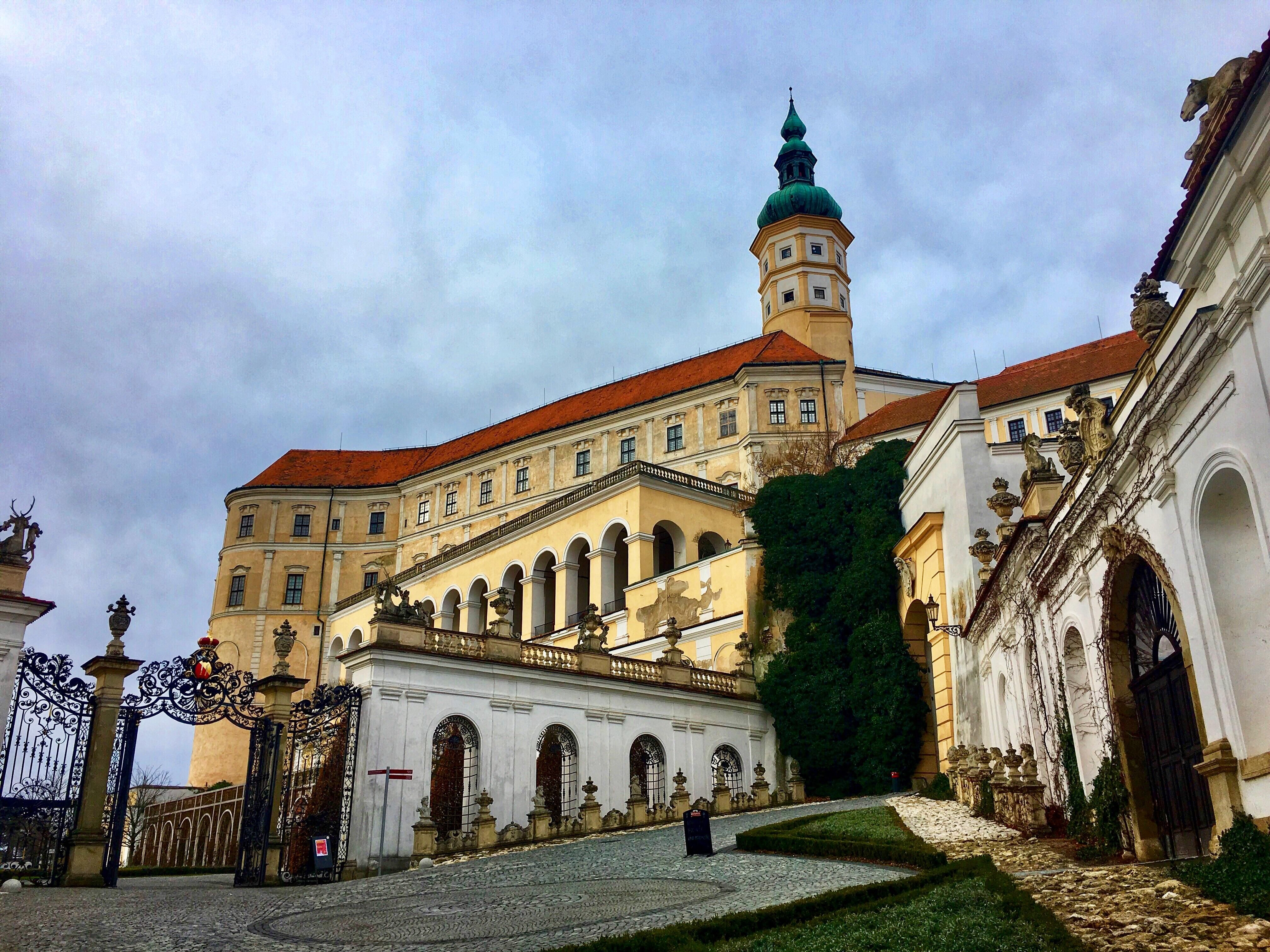 https://mdw-travel-data-us-east-1.s3.amazonaws.com/img/country/Czech-Republic/Mikulov-Castle/img_01.jpg