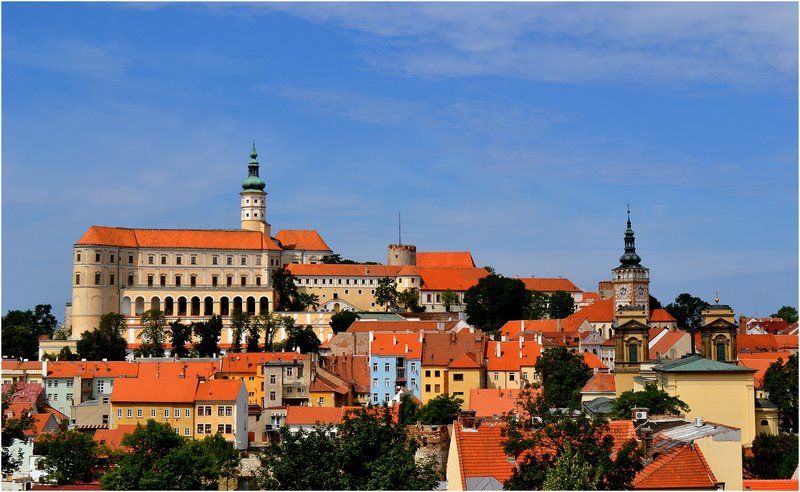 https://mdw-travel-data-us-east-1.s3.amazonaws.com/img/country/Czech-Republic/Mikulov-Castle/img_02.jpg