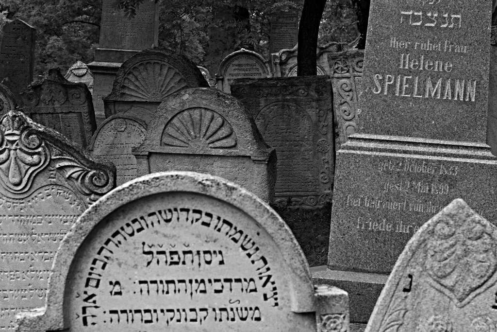 https://mdw-travel-data-us-east-1.s3.amazonaws.com/img/country/Czech-Republic/Mikulov-Jewish-Cemetery/img_02.jpg