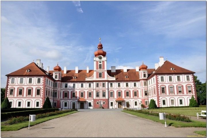 https://mdw-travel-data-us-east-1.s3.amazonaws.com/img/country/Czech-Republic/Mnichovo-Hradiste-Chateau/img_01.jpg