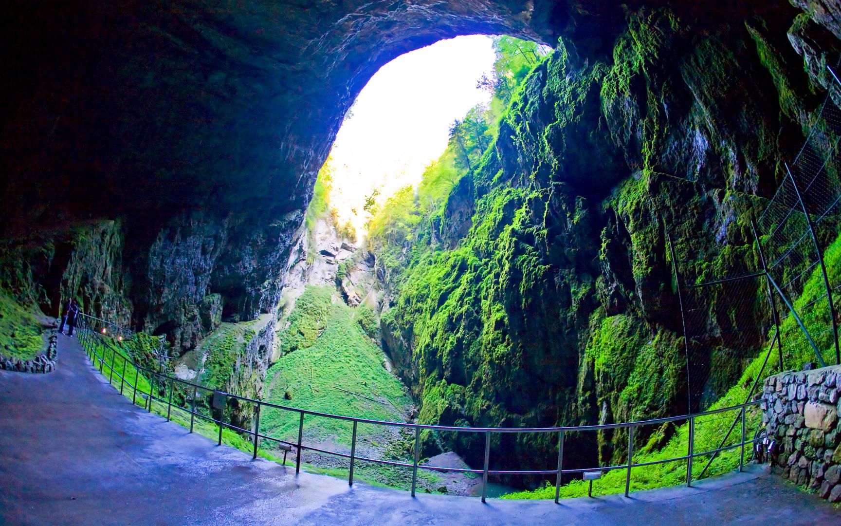 https://mdw-travel-data-us-east-1.s3.amazonaws.com/img/country/Czech-Republic/Moravian-Gallery/img_03.jpg