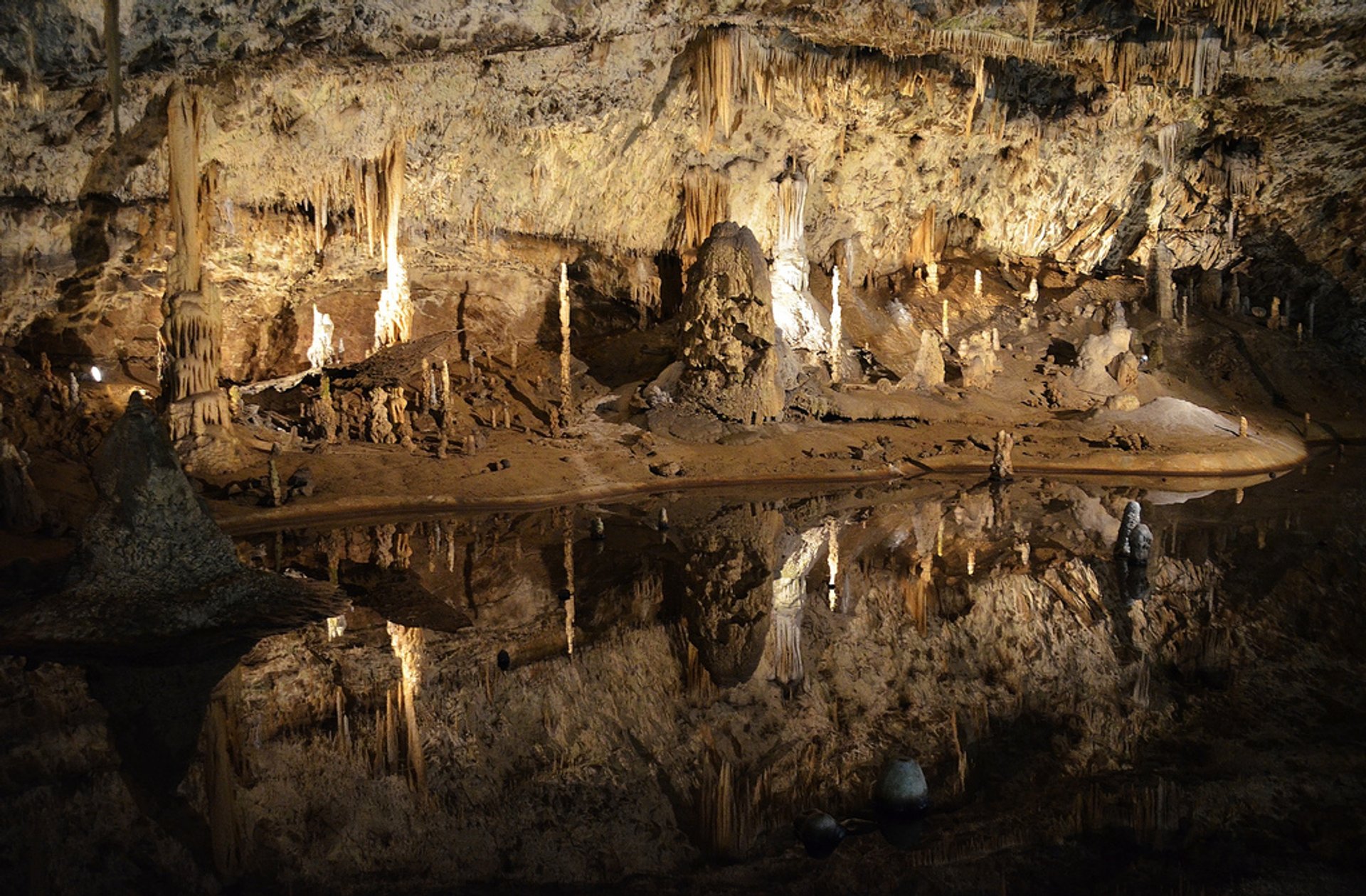 https://mdw-travel-data-us-east-1.s3.amazonaws.com/img/country/Czech-Republic/Moravian-Karst/img_01.jpg