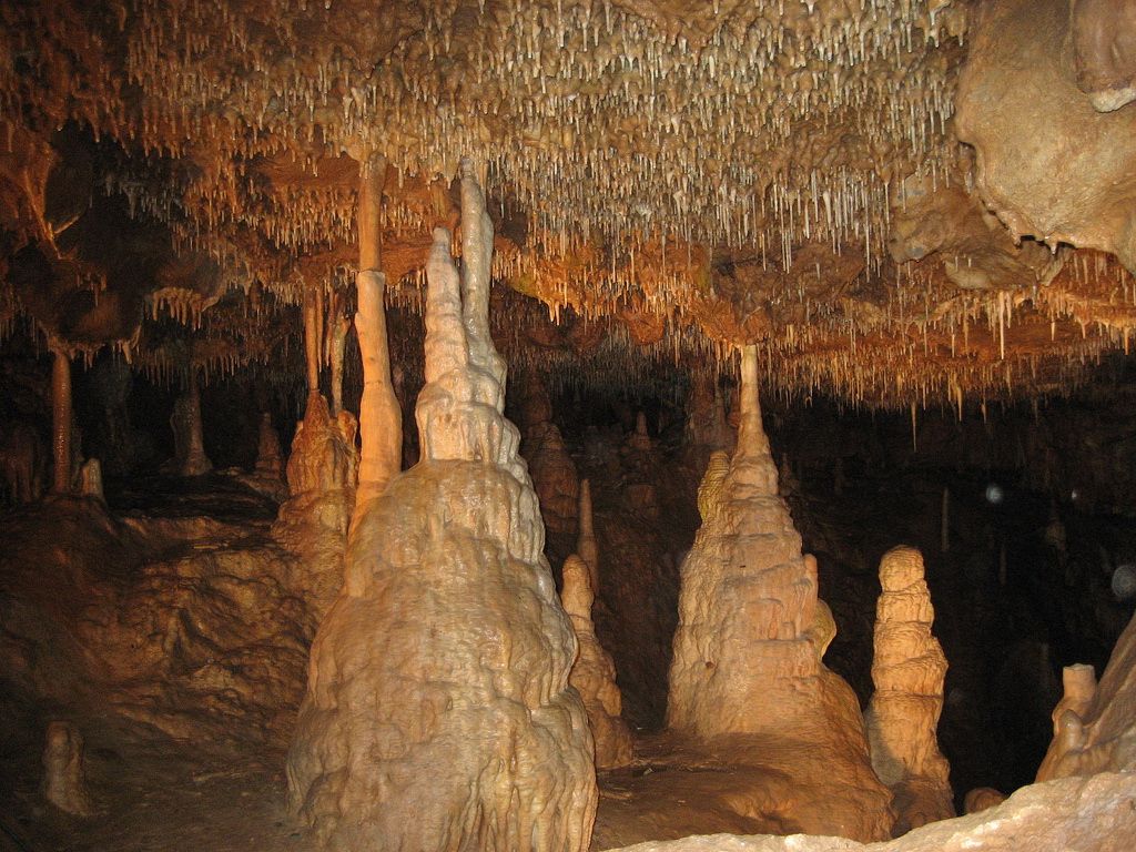 https://mdw-travel-data-us-east-1.s3.amazonaws.com/img/country/Czech-Republic/Moravian-Karst/img_02.jpg