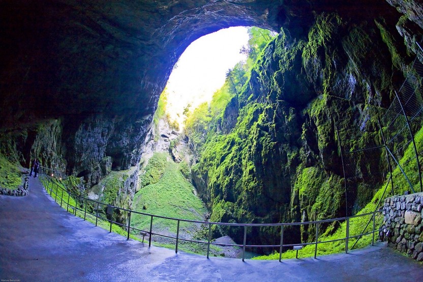 https://mdw-travel-data-us-east-1.s3.amazonaws.com/img/country/Czech-Republic/Moravian-Karst/img_03.jpg