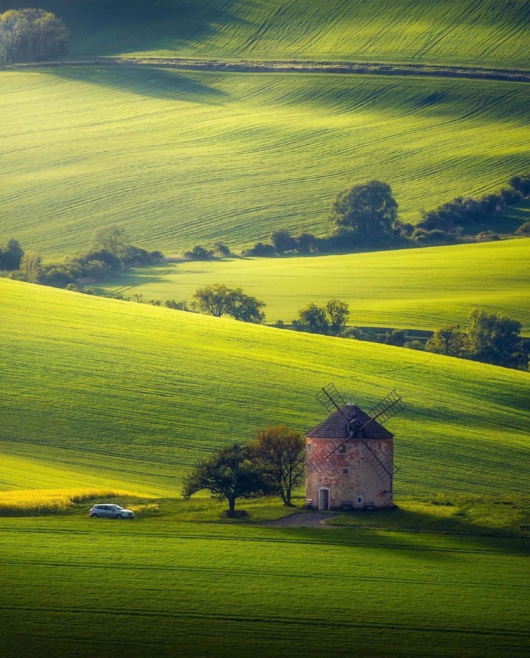 https://mdw-travel-data-us-east-1.s3.amazonaws.com/img/country/Czech-Republic/Moravian-Tuscany/img_01.jpg