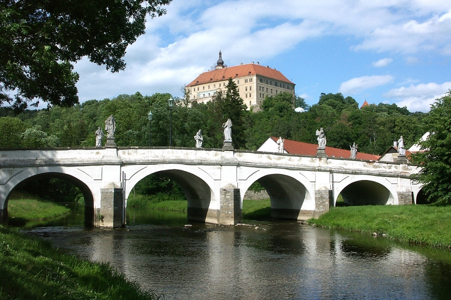 https://mdw-travel-data-us-east-1.s3.amazonaws.com/img/country/Czech-Republic/Namest-nad-Oslavou-Castle/img_00.jpg