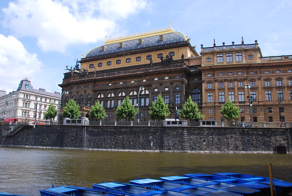 https://mdw-travel-data-us-east-1.s3.amazonaws.com/img/country/Czech-Republic/National-Theatre/img_01.jpg