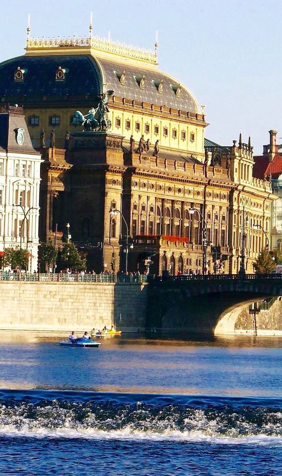 https://mdw-travel-data-us-east-1.s3.amazonaws.com/img/country/Czech-Republic/National-Theatre/img_02.jpg