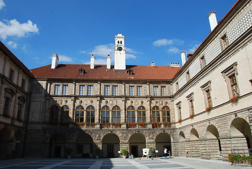 https://mdw-travel-data-us-east-1.s3.amazonaws.com/img/country/Czech-Republic/Nelahozeves-Castle/img_00.jpg