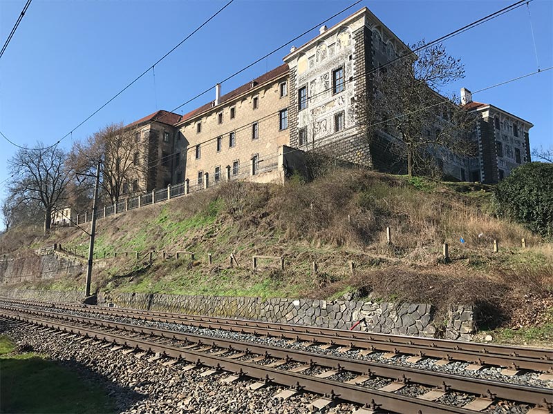 https://mdw-travel-data-us-east-1.s3.amazonaws.com/img/country/Czech-Republic/Nelahozeves-Castle/img_01.jpg