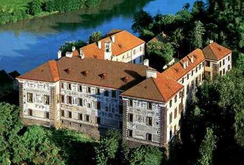 https://mdw-travel-data-us-east-1.s3.amazonaws.com/img/country/Czech-Republic/Nelahozeves-Castle/img_02.jpg