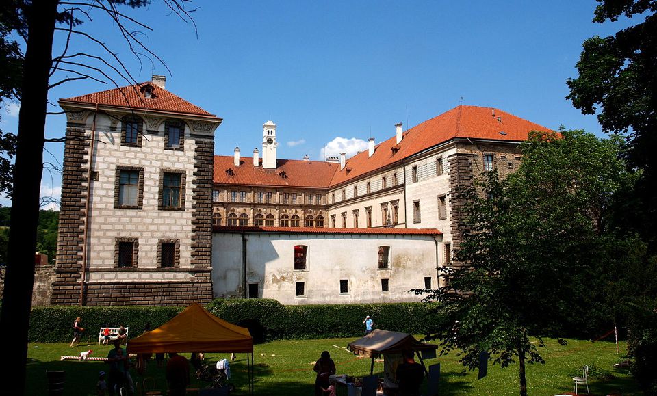 https://mdw-travel-data-us-east-1.s3.amazonaws.com/img/country/Czech-Republic/Nelahozeves-Castle/img_03.jpg