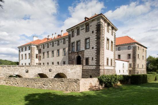 https://mdw-travel-data-us-east-1.s3.amazonaws.com/img/country/Czech-Republic/Nelahozeves-Castle/img_04.jpg